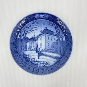 1975 Royal Copenhagen 'The Queen's Christmas Residence' Collector Plate